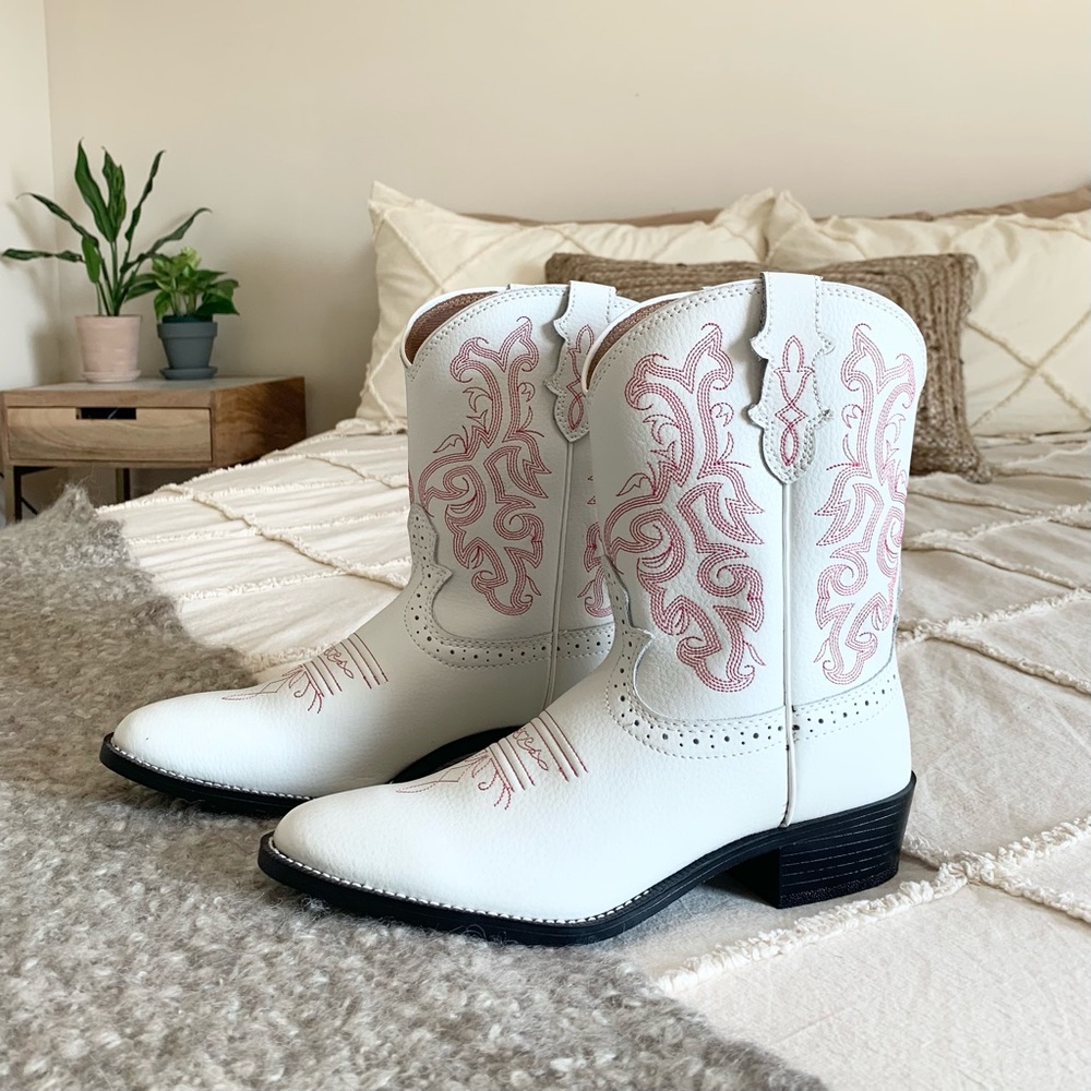 Justin Embroidery Cowgirl Boots